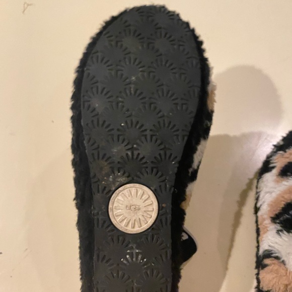 UGG FLUFF YEAH SLIDE COW PRINT—SOLD OUT AT UGG— - Picture 4 of 5
